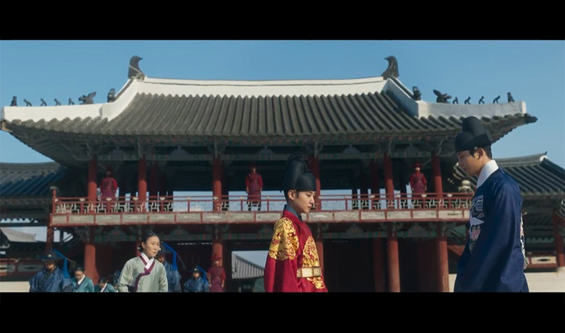 KBS 드라마 연모 중 한장면 왕과 신하가 마주보며 서있다
